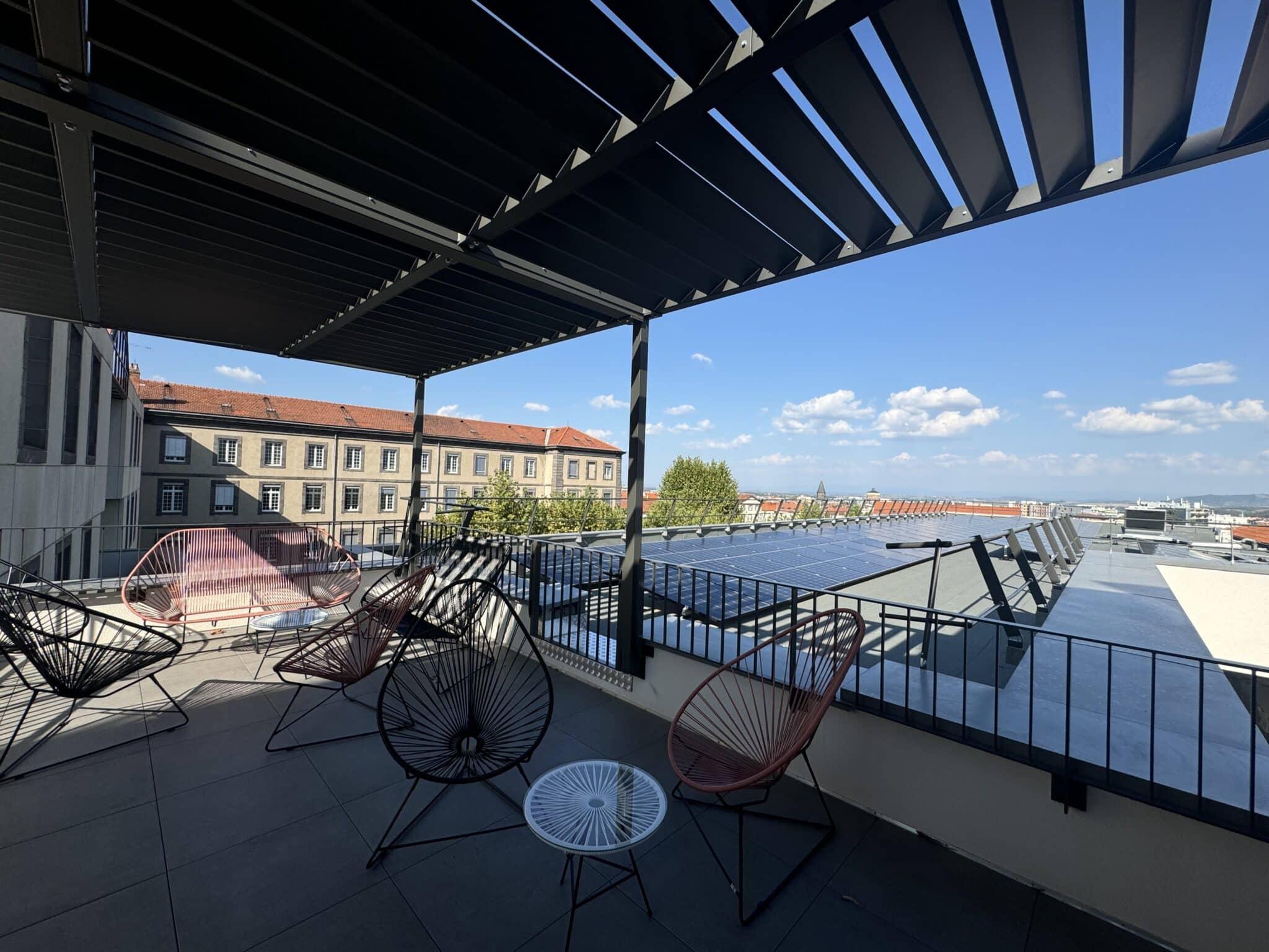 Clermont School of Business - Terrasse et panneaux solaires